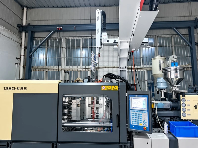 RBTIC injection molding robot automation RBTIC injection molding robot automation
